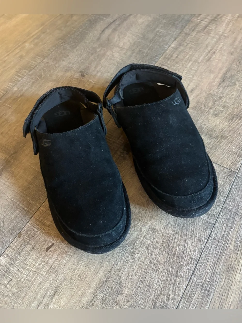 UGG goldenstar girl’s size 2 black slip on clog slippers with swivel heal strap